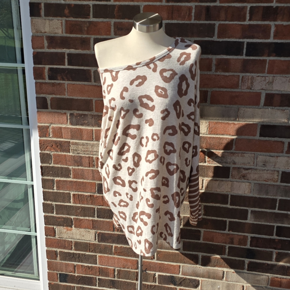 24/7 by Maurices women animal print oversized top